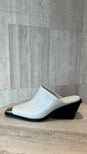Load image into Gallery viewer, The Capped Mules
