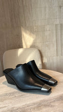 Load image into Gallery viewer, The Capped Mules
