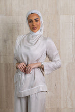Load image into Gallery viewer, Silky Draped Flowline Set
